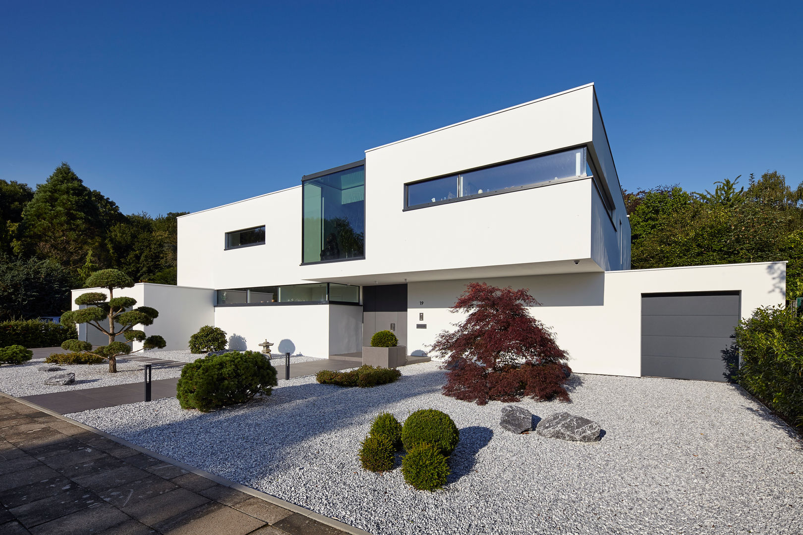 Moderne Luxusvilla im kubischen Stil, Lioba Schneider Architekturfotografie Lioba Schneider Architekturfotografie モダンな 家