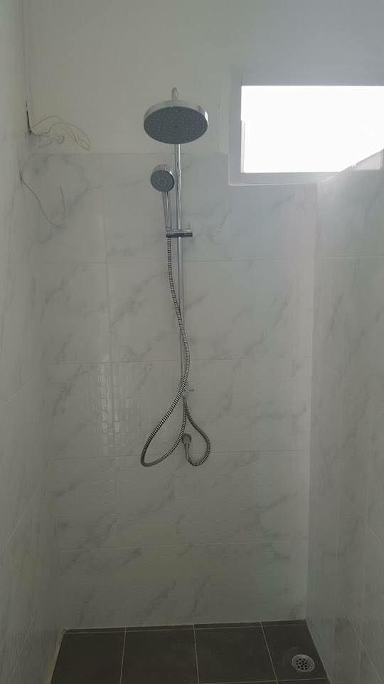 บ้านชั้นเดียว จ.อุบลราชธานี, สถาปนิกสร้างสรรค์ สถาปนิกสร้างสรรค์ Modern bathroom Marble