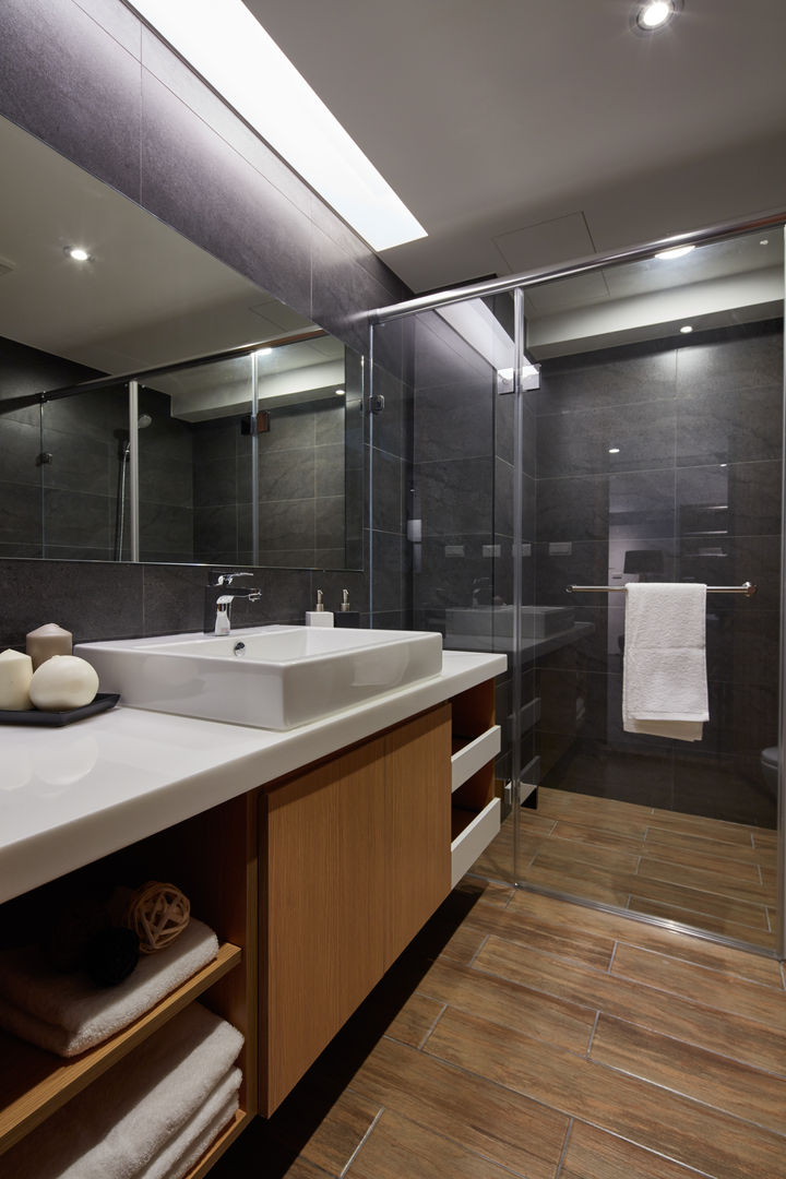 訂製溫暖工業宅，成就單身男子的自在空間, 合觀設計 合觀設計 Industrial style bathrooms