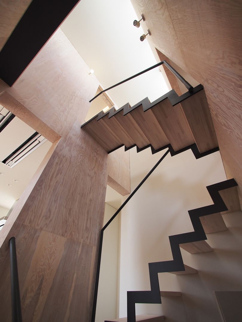 homify Stairs لکڑی Wood effect