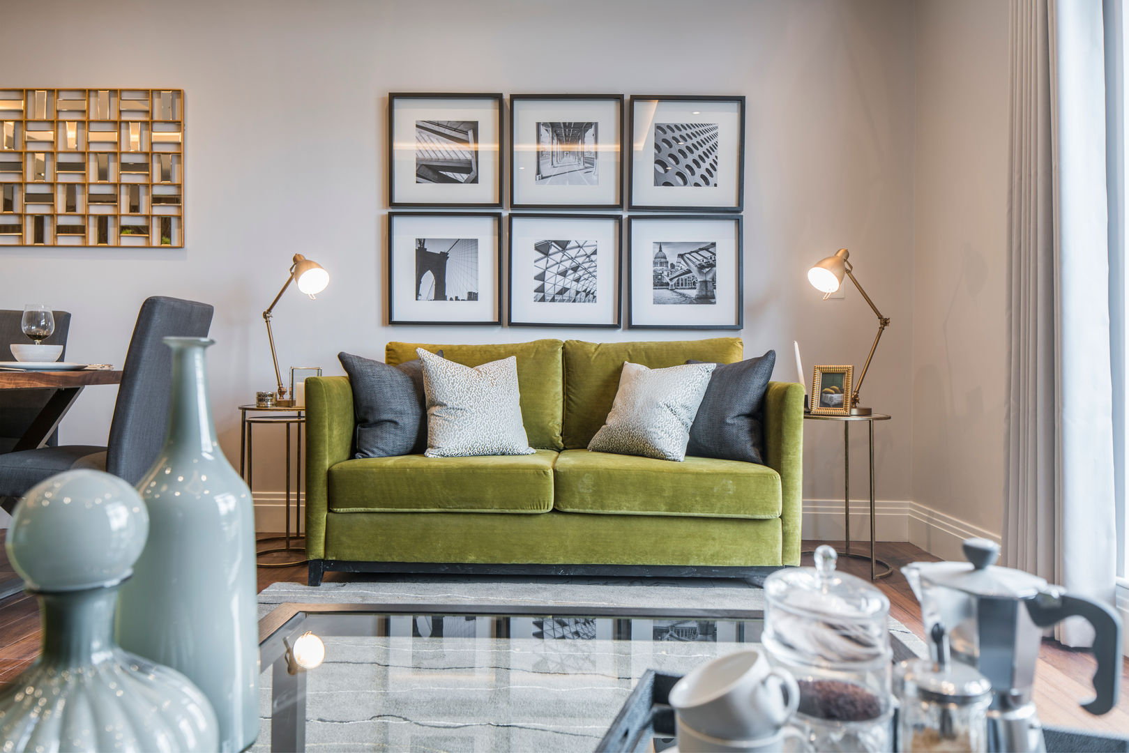 Musewll Hill, London Jigsaw Interior Architecture & Design Salones eclécticos Cobre/Bronce/Latón green sofa,velvet,luxury,london,jigsaw interiors,modern,copper,picture wall,open-plan