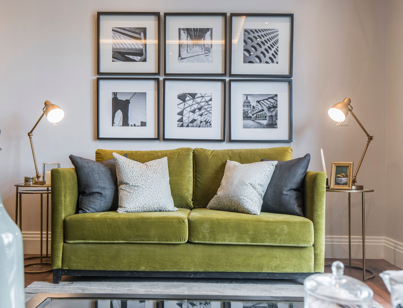 Musewll Hill, London Jigsaw Interior Architecture & Design オリジナルデザインの リビング 銅/ブロンズ/真鍮 green sofa,velvet,luxury,picture wall,gallery,textiles,living room,jigsaw interiors,copper,brass