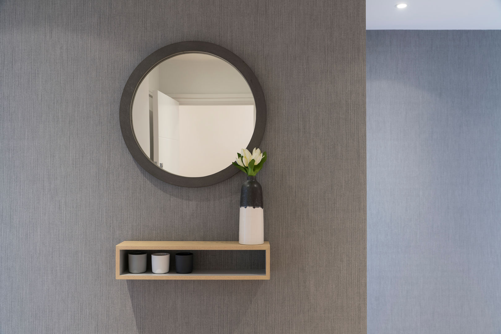 Station Rd, New Barnet Jigsaw Interior Architecture & Design الممر الصناعي، الرواق، الدرج. hallway,london,small space,mirror,jigsaw interiors,show home,wallpaper,styling,rustic