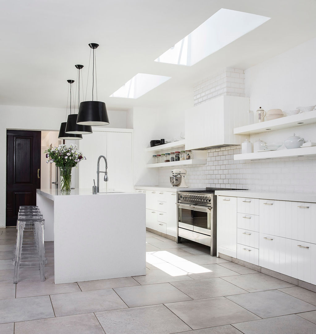 Chefs Kitchen homify Kitchen Quartz white kitchen,composite stone,porcelain tiles,ghost chairs,franke,smeg,iroko doors,italian porcelain,quartz,island