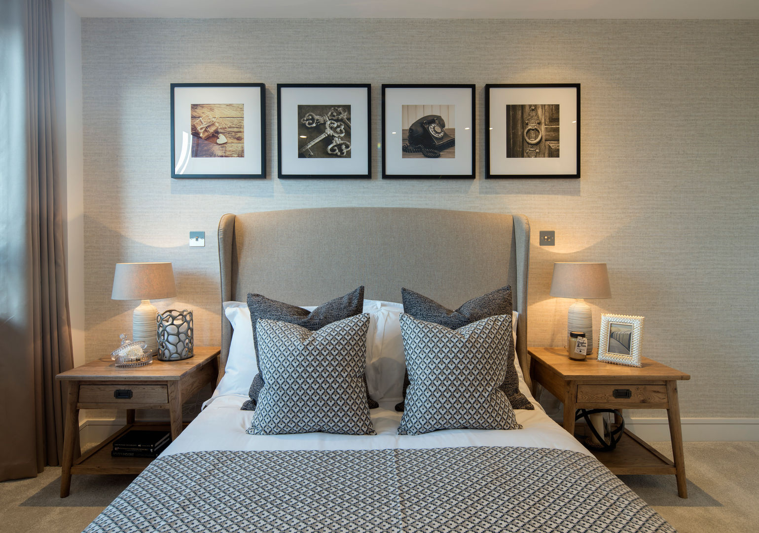 Station Rd, New Barnet Jigsaw Interior Architecture & Design Dormitorios de estilo moderno master bed,headboard,tonal,relaxed,luxury,bedding,wall decoration,london,warm colours,jigsaw interiors