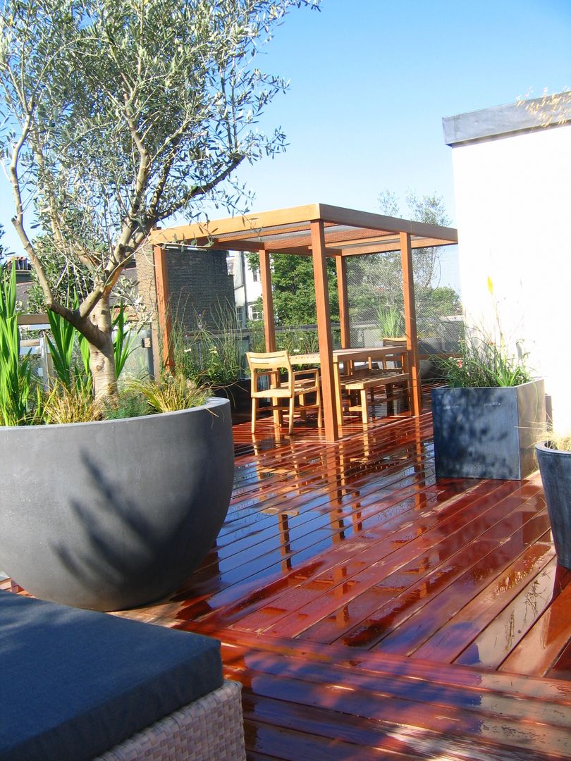 Roof Terrace Garden in Nottinghill, London, GreenlinesDesign Ltd GreenlinesDesign Ltd Moderne balkons, veranda's en terrassen bespoke pergola,pergola,decking,olive tree,concrete planter,roofterrace