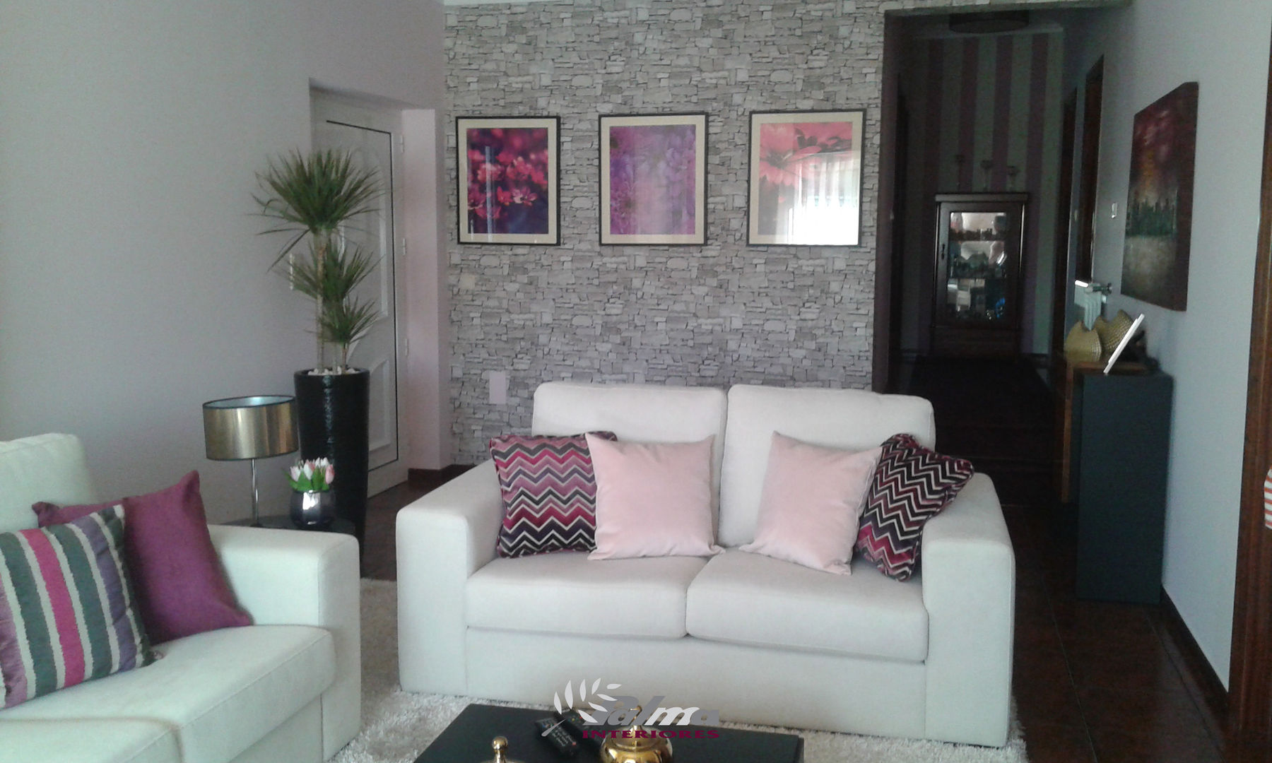 Sala SPRING, Palma Interiores Palma Interiores Salas de estar modernas sofá,almofadas,plantas de interior,quadros,papel de parede,Sofás e divãs