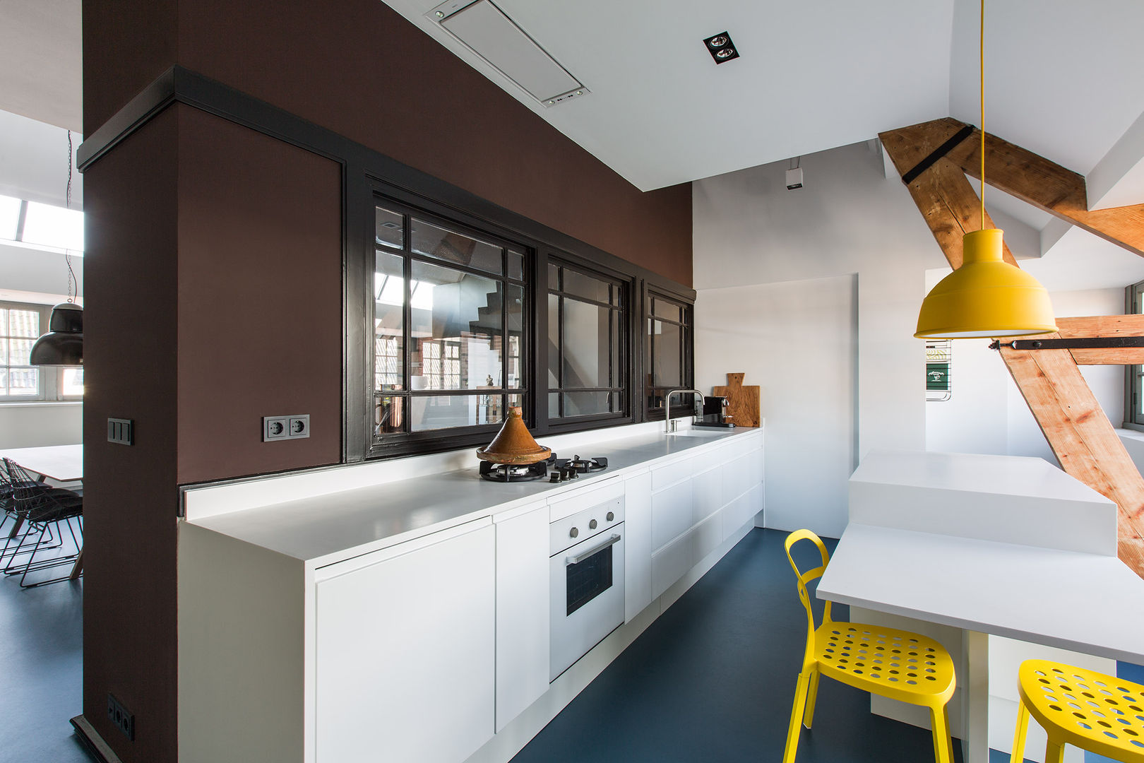 ​Wonen in een klaslokaal, Sigrid van Kleef & René van der Leest - Studio Ruim Sigrid van Kleef & René van der Leest - Studio Ruim Modern kitchen