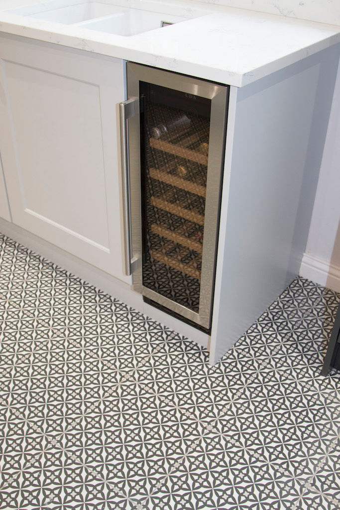 Integrated Wine Cooler, and Geometric Tiled Floor homify Cocinas de estilo clásico Azulejos Geometric,Tiles,Floor,Geometric Tiles,Pattern,Patterned Tiles,Wine Cooler,Wine Fridge