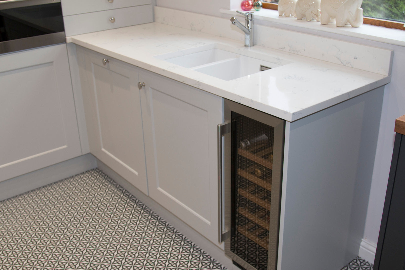 White Composite Sink, Carrara Work Surfaces, Integrated Wine Cooler, and Geometric Tiled Floor homify Klasik Mutfak Mozaik geometric,tiles,floor,geometric tiles,pattern,patterned tile,wine cooler,wine fridge,stone,worktops,cararra,quartz