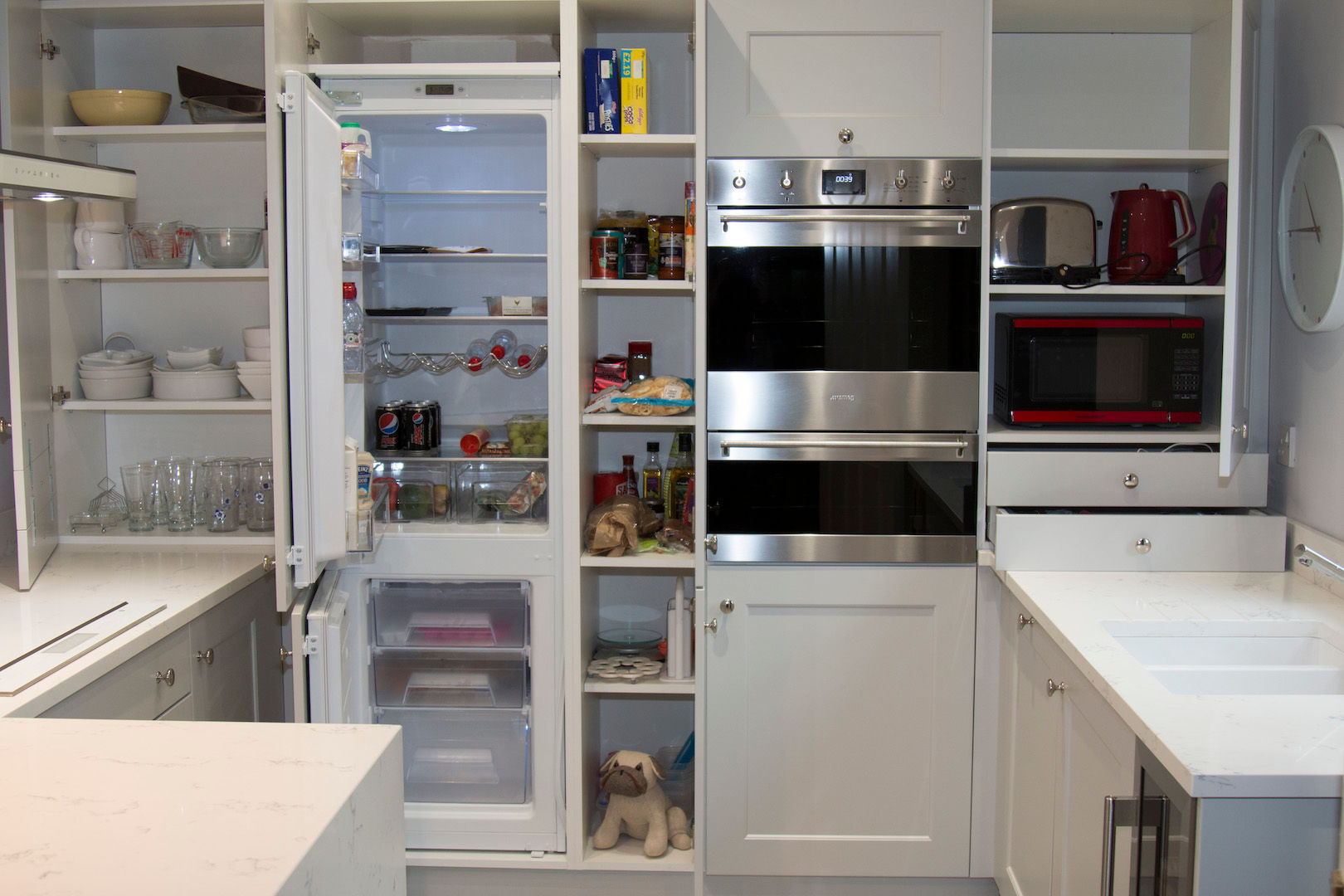 It's amazing how much storage you can have with an Appliance Wall homify Кухня Дерево Дерев'яні grey kitchen,grey cupboards,appliance wall,kitchen storage,classic kitchen,contemporary kitchen,grey doors,SMEG