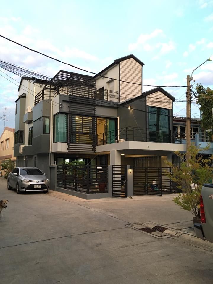 Renovate บ้านเดี่ยว 3 ชั้น, สายรุ้งรีโนเวท สายรุ้งรีโนเวท Modern houses کنکریٹ