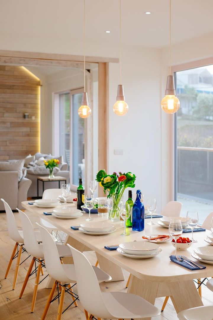 Treasure House, Polzeath | Cornwall, Perfect Stays Perfect Stays Modern dining room Dining room,lights,dining set,lighting,interior,wood clad,dining chairs,dining table,holiday home