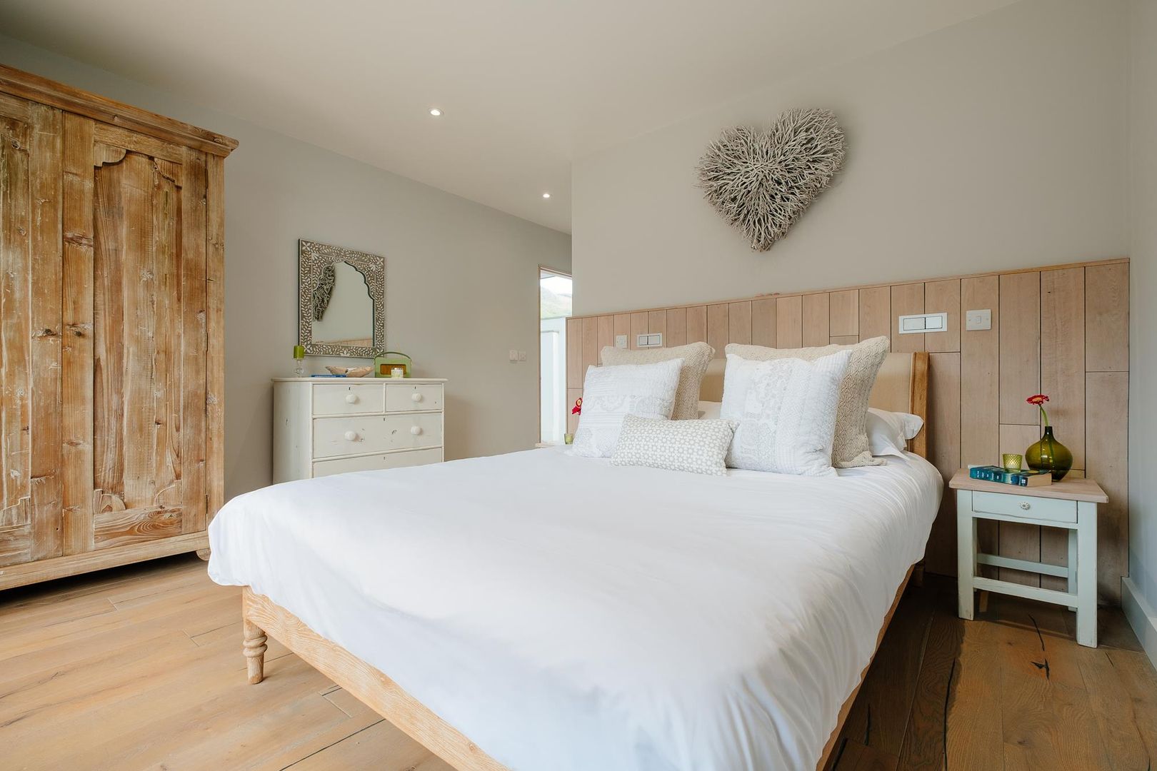 Treasure House, Polzeath | Cornwall, Perfect Stays Perfect Stays Rustikale Schlafzimmer bedroom,wood,rustic wood,luxury,holiday home,beach house