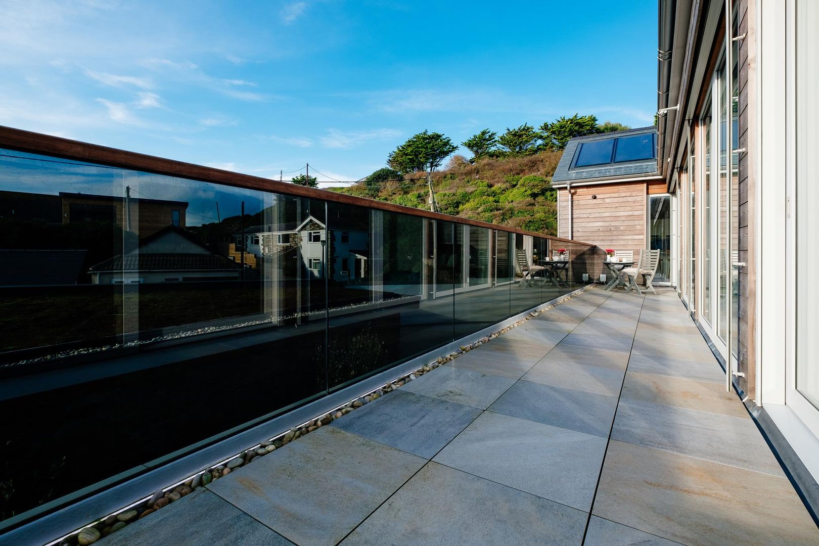 Treasure House, Polzeath | Cornwall, Perfect Stays Perfect Stays 現代房屋設計點子、靈感 & 圖片 balcony,glass,view,holiday home,beach house,wooden exterior