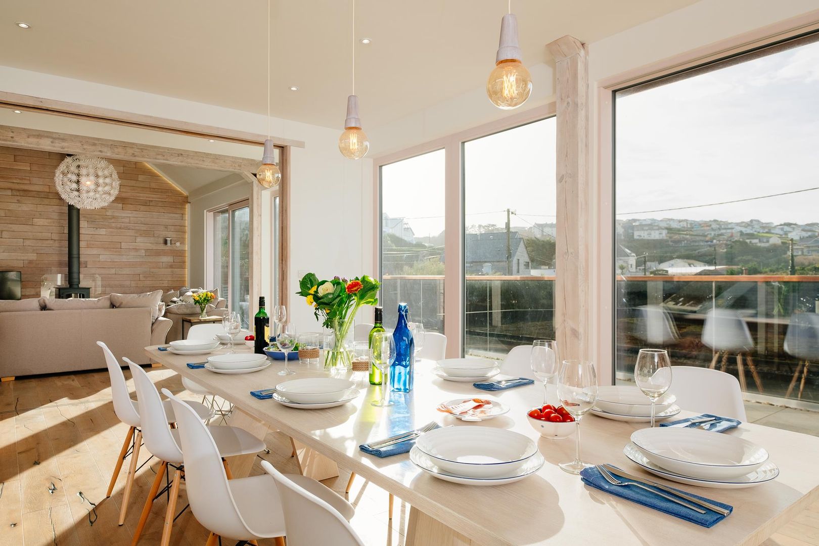 Treasure House, Polzeath | Cornwall, Perfect Stays Perfect Stays ラスティックデザインの ダイニング Dining room,dining table,dining chairs,chairs,dining set,lighting,holiday home,beach house