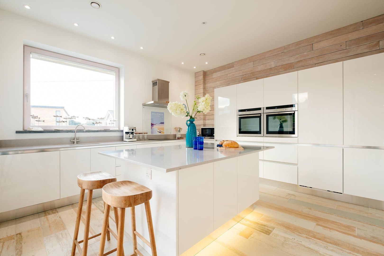 Treasure House, Polzeath | Cornwall, Perfect Stays Perfect Stays Rustykalna kuchnia kitchen,kitchen island,kitchen chairs,kitchen stools,lighting,kitchen lighting,white kitchen,holiday home