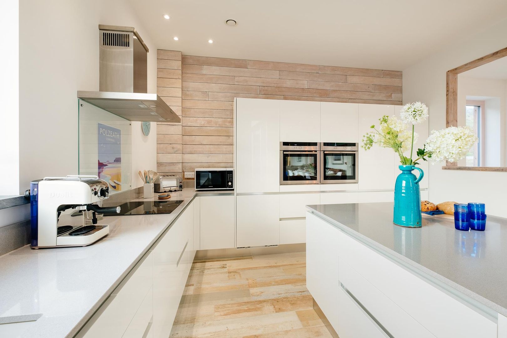 Treasure House, Polzeath | Cornwall, Perfect Stays Perfect Stays Cocinas de estilo rústico Kitchen,kitchen island,white kitchen,wooden,holiday home,rustic wood,beach house