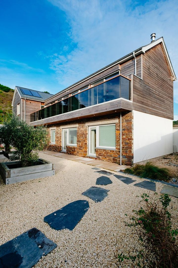 Treasure House, Polzeath | Cornwall, Perfect Stays Perfect Stays Modern houses Exterior,luxury holiday home,wooden clad,stone,court yard,balcony,glass front