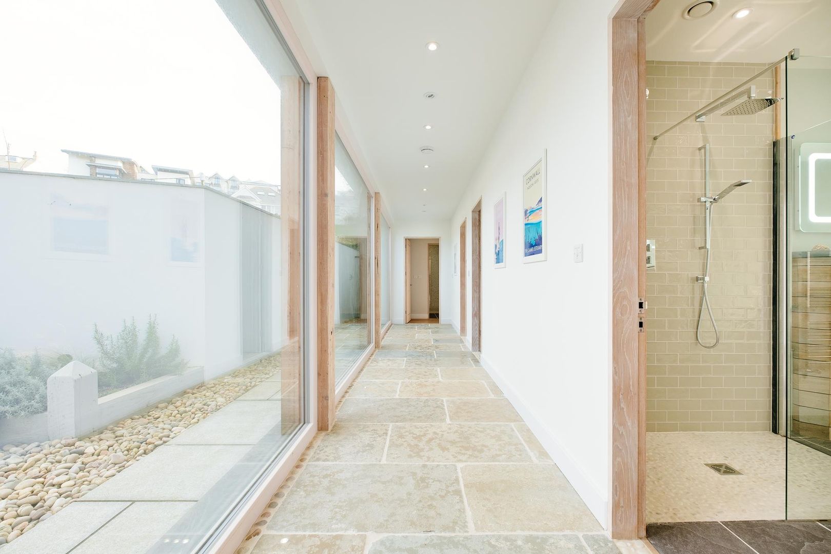 Treasure House, Polzeath | Cornwall, Perfect Stays Perfect Stays Corredores, halls e escadas rústicos corridoor,hallway,stone,light,glass front,holiday home,beach house