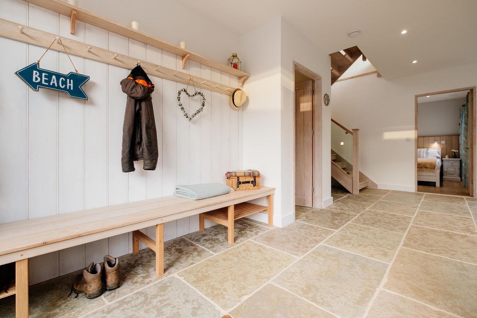 Treasure House, Polzeath | Cornwall, Perfect Stays Perfect Stays Pasillos, halls y escaleras rústicos Hallway,wooden,stone,rustic,holiday home,beach house