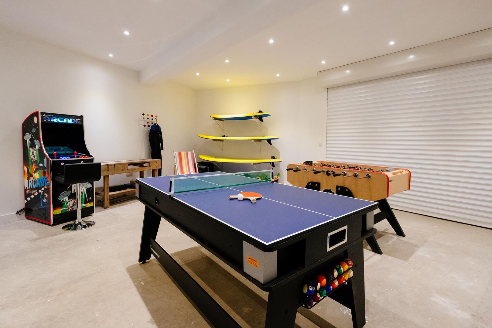 Treasure House, Polzeath | Cornwall, Perfect Stays Perfect Stays Moderne kinderkamers Games room,table tennis,children,table football,holiday home,garage