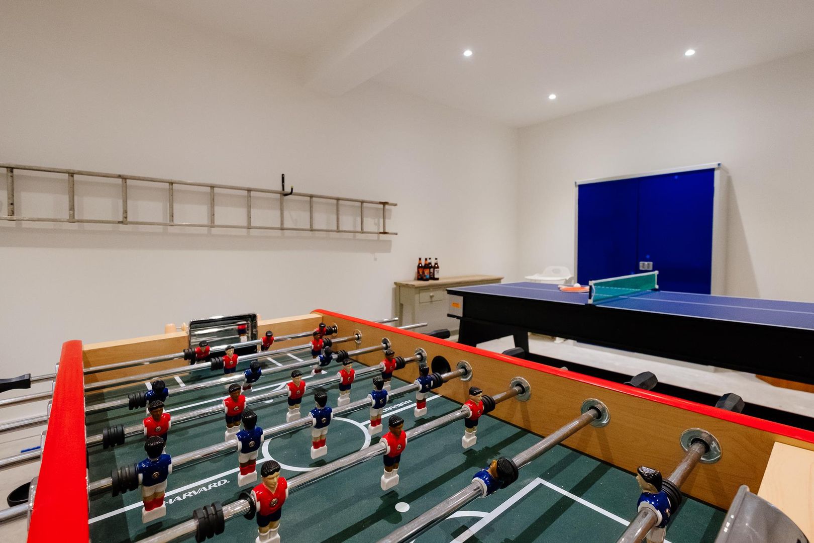 Treasure House, Polzeath | Cornwall, Perfect Stays Perfect Stays Dormitorios infantiles de estilo moderno Games room,table tennis,table football,garage,holiday home,beach house