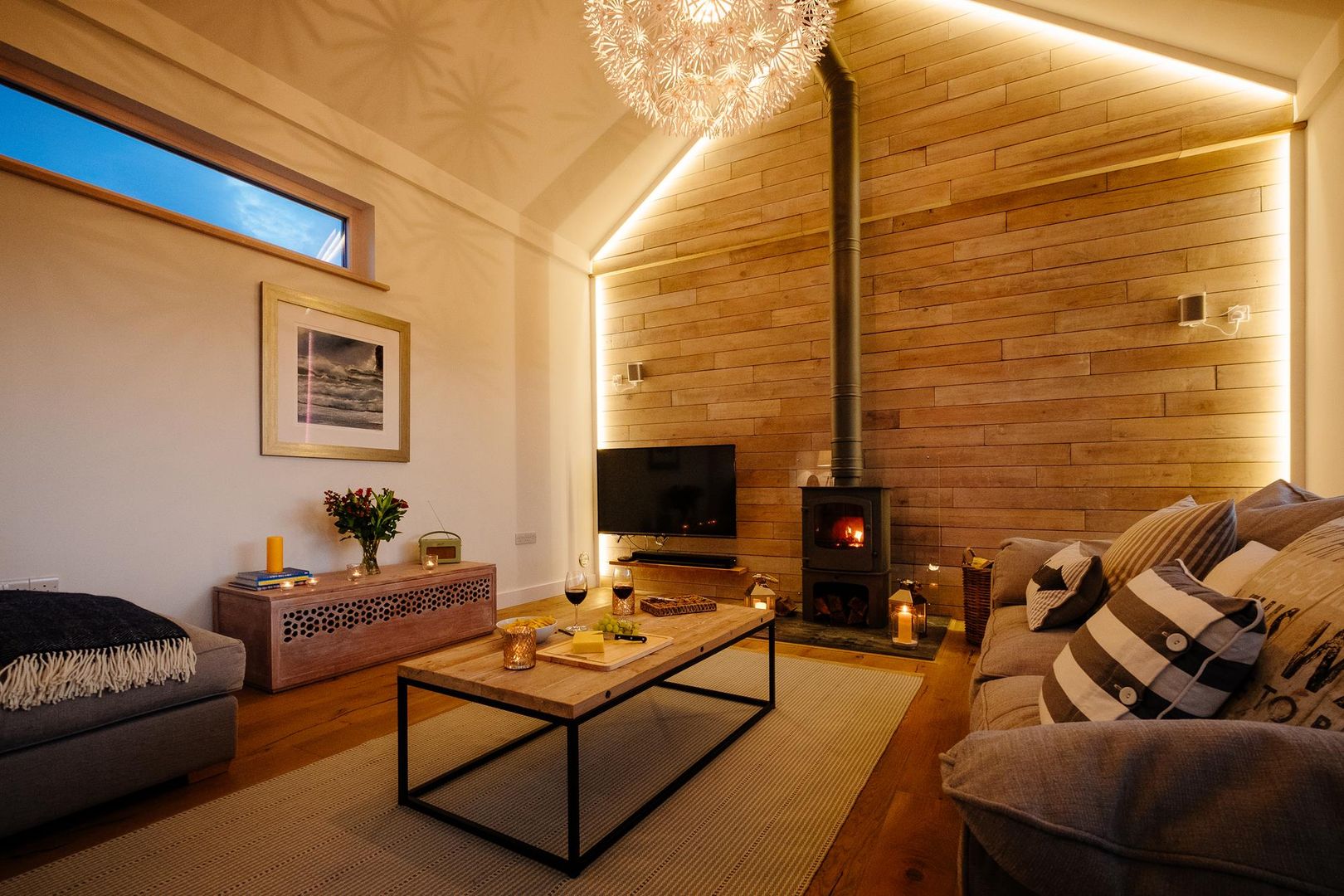 Treasure House, Polzeath | Cornwall, Perfect Stays Perfect Stays Salones rústicos de estilo rústico Evening,lighting,log burner,living room,rustic wood,wooden,holiday home