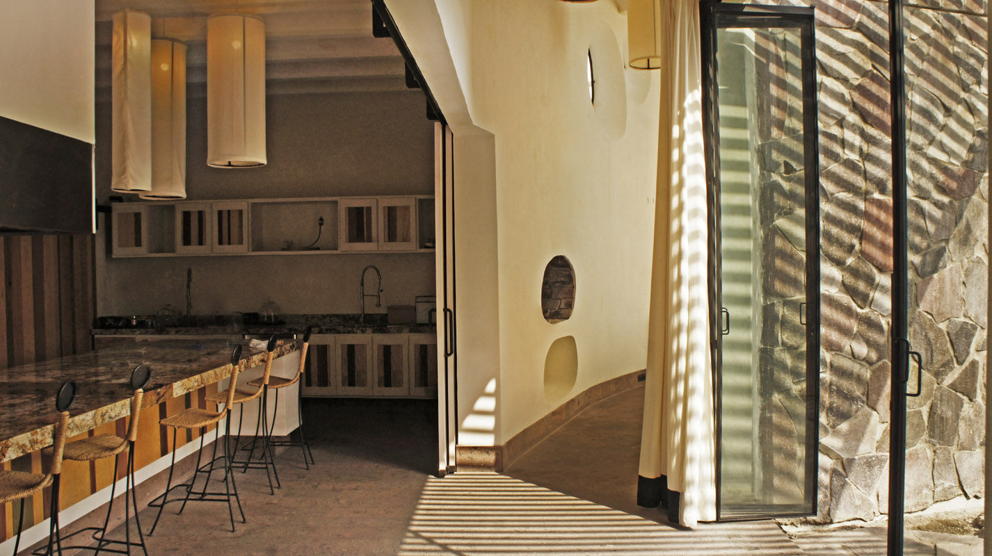 Casa de Piedra, Juan Carlos Loyo Arquitectura Juan Carlos Loyo Arquitectura Modern corridor, hallway & stairs