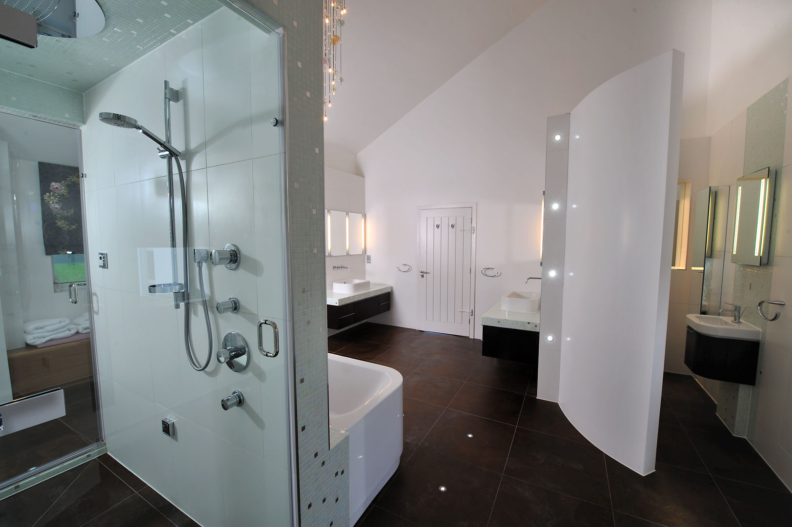 Sea House, Porth | Cornwall, Perfect Stays Perfect Stays Ausgefallene Badezimmer Bathroom,ensuite,wall hung basin,walk in shower,luxury,modern,beach house,holiday home
