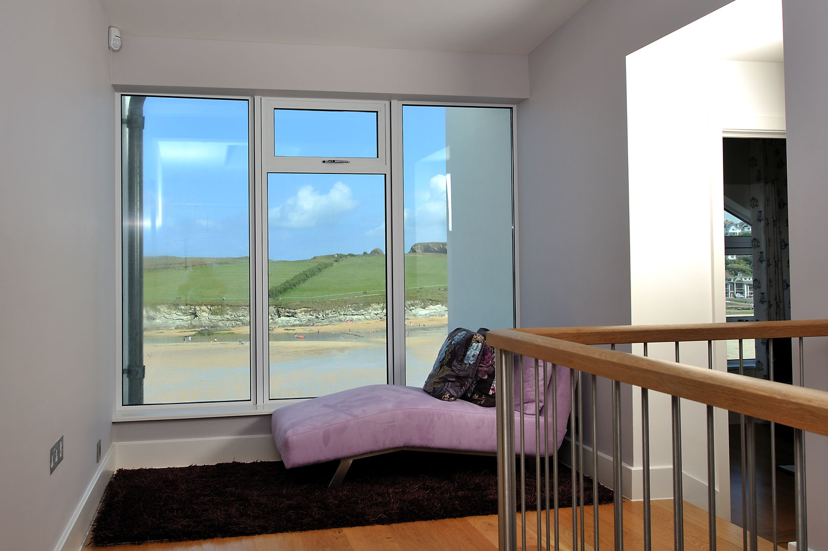 Sea House, Porth | Cornwall, Perfect Stays Perfect Stays Corredores, halls e escadas ecléticos Hallway,stairs,beach views,sea views,ocean views,holiday home,beach house