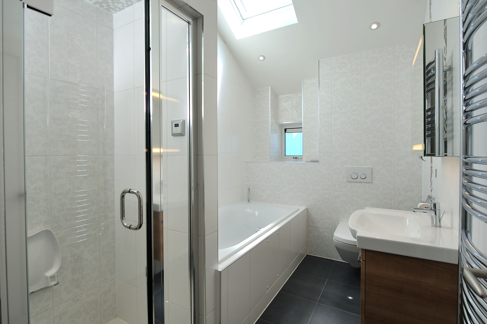 Sea House, Porth | Cornwall, Perfect Stays Perfect Stays Banheiros ecléticos bathroom,bath,shower,wall hung basin,wall hung toilet,holiday home,beach house