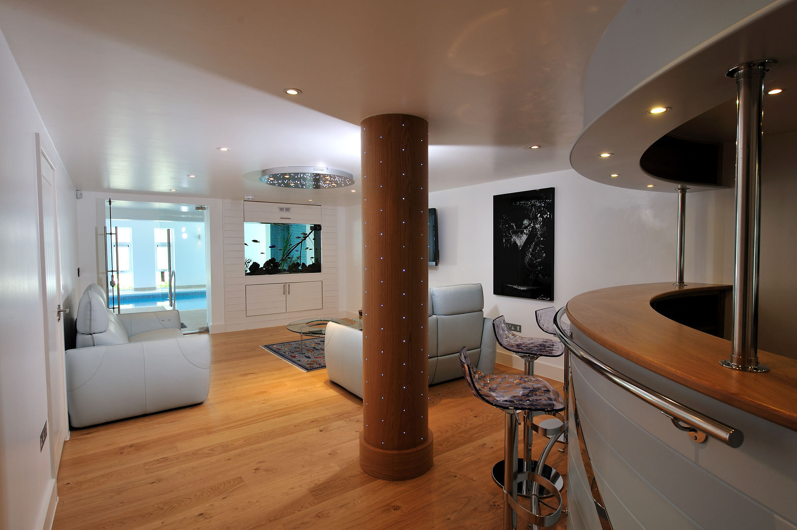 Sea House, Porth | Cornwall, Perfect Stays Perfect Stays Ausgefallener Multimedia-Raum Cinema room,bar,media room,fish tank,holiday home,beach house,interior,lighting,luxury