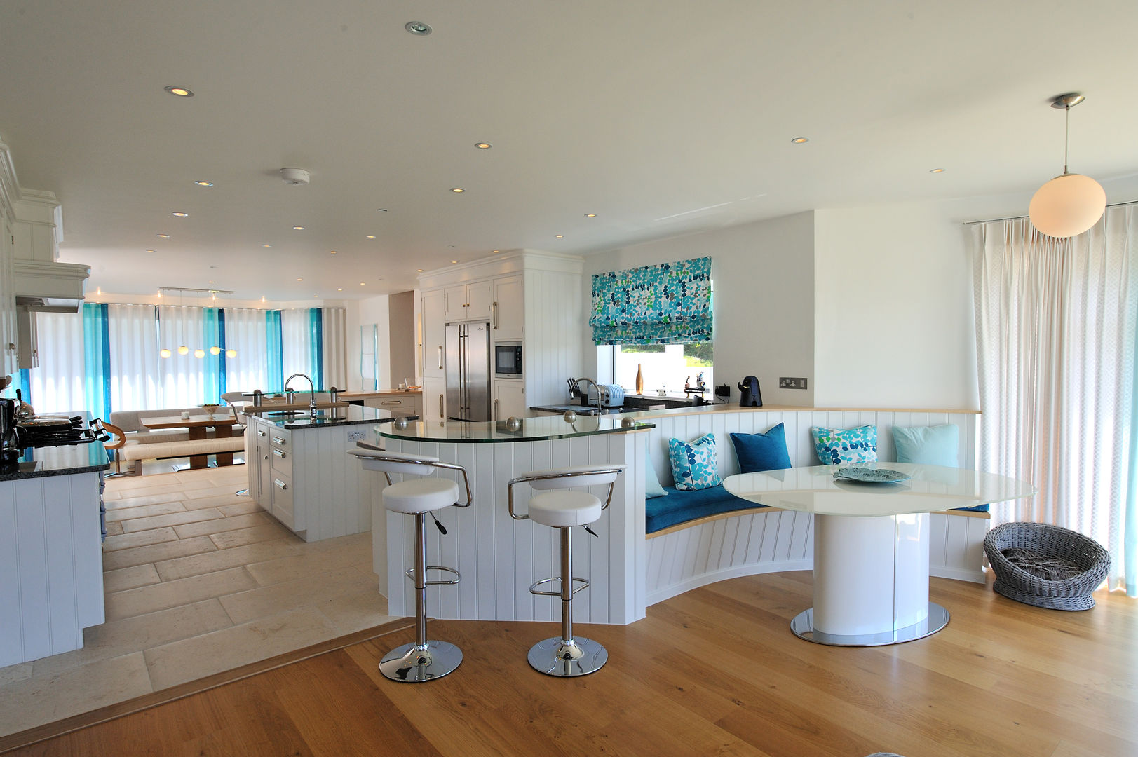 Sea House, Porth | Cornwall, Perfect Stays Perfect Stays Ausgefallene Esszimmer dining room,bar stools,kitchen,beach house,wooden flooring,interior,holiday home