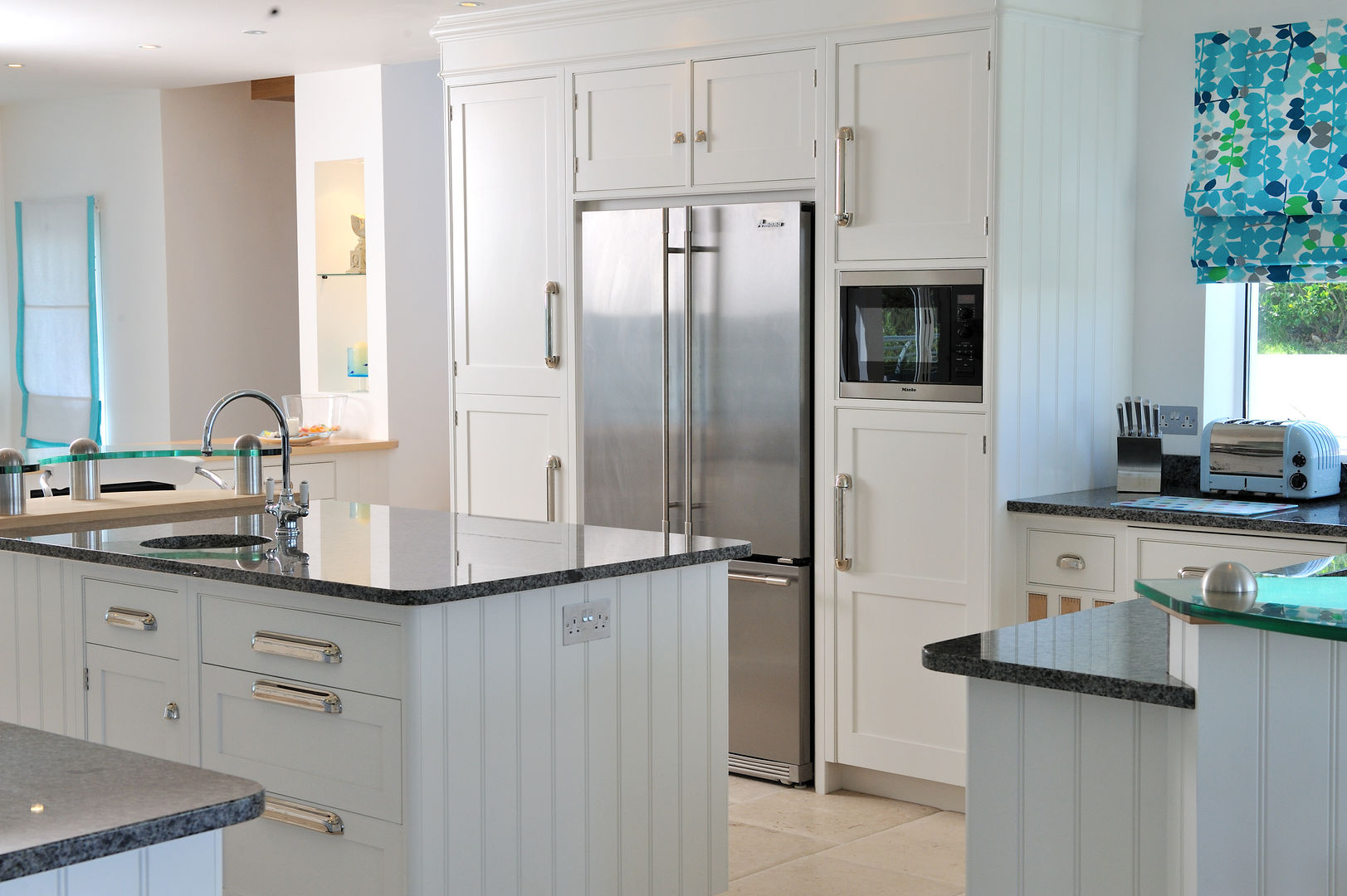 Sea House, Porth | Cornwall, Perfect Stays Perfect Stays Cozinhas ecléticas kitchen,holiday home,fridge,freezer,white kitchen,interior,internal,luxury,beach house