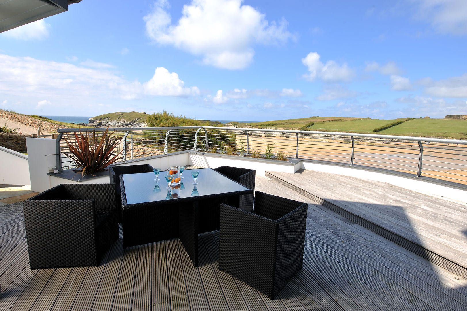 Sea House, Porth | Cornwall, Perfect Stays Perfect Stays オリジナルな 家 balcony,holiday home,beach views,outside dining,decking,beach house,luxury