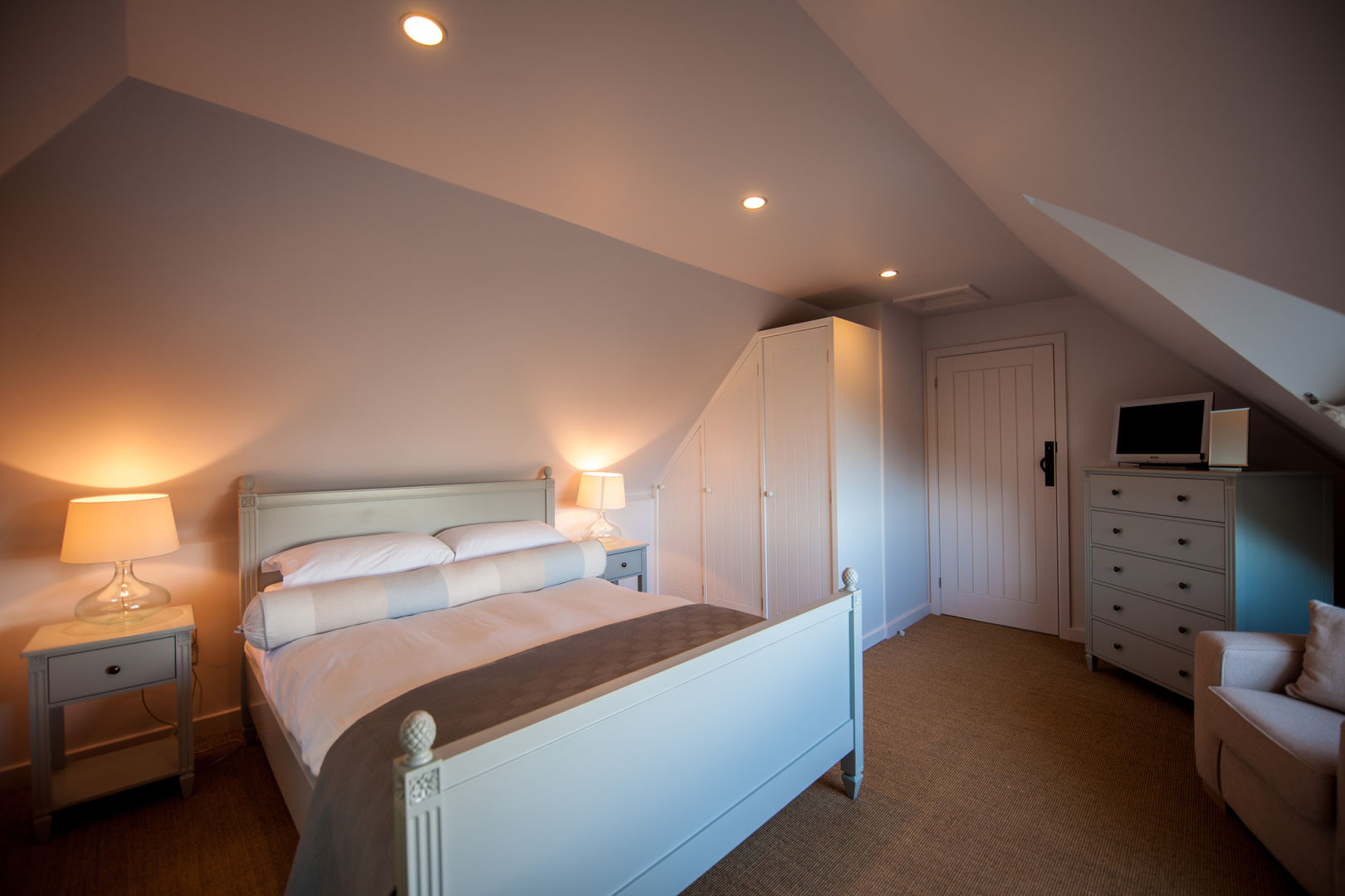 homify Спальня в эклектичном стиле Bedroom,holiday home,luxury,beach house,lighting,interior
