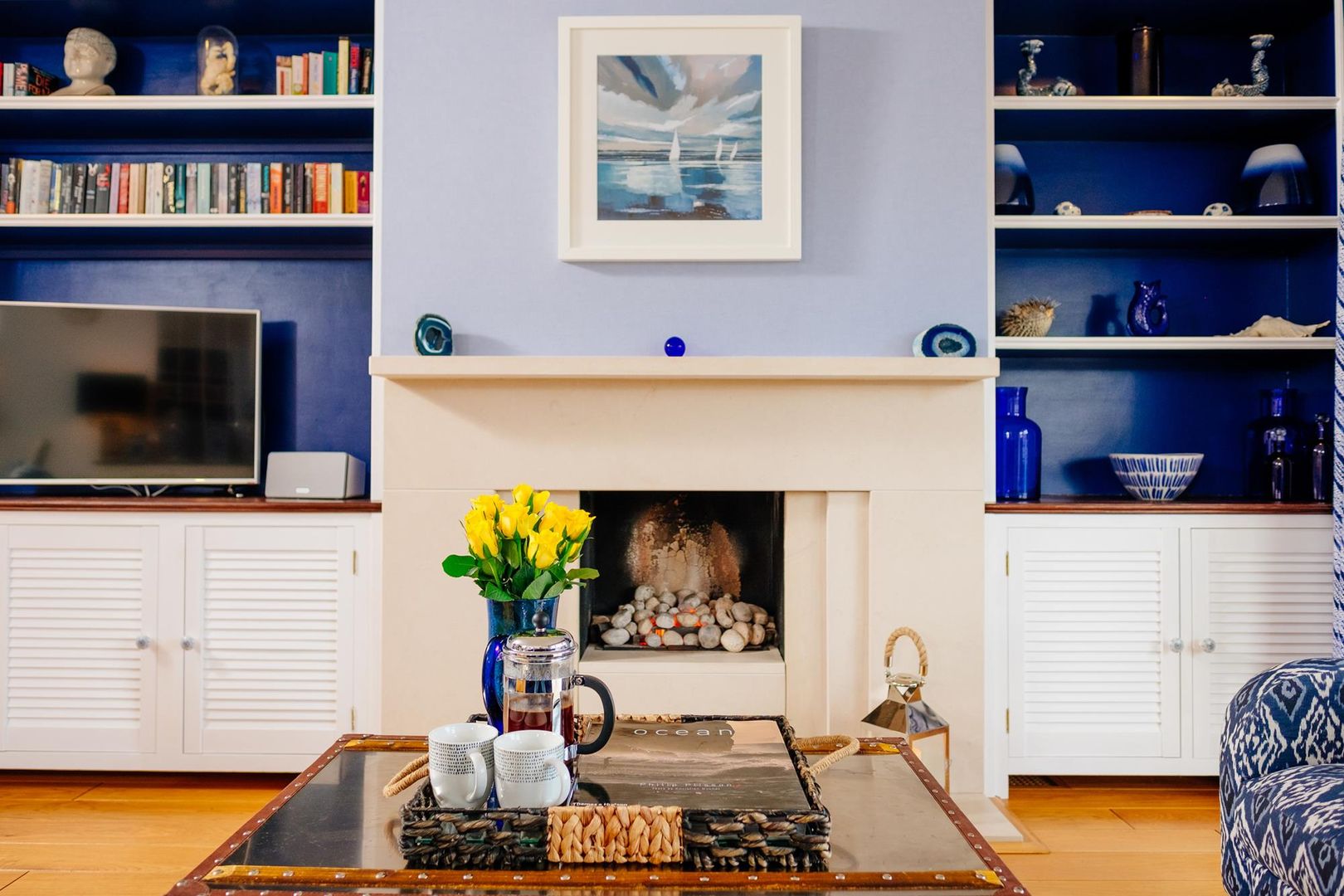 homify Ruang Keluarga Gaya Eklektik living room,fireplace,blue fireplace,interior,holiday home