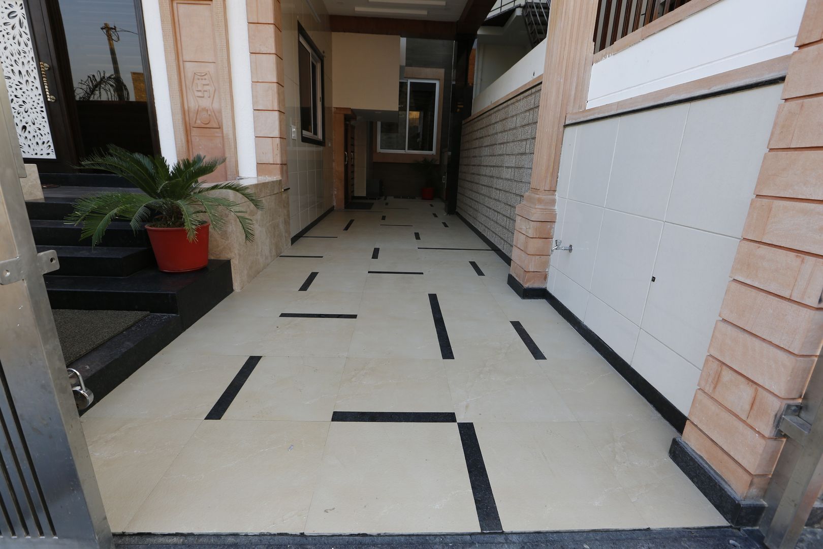 Random Porch Flooring RAVI - NUPUR ARCHITECTS Modern garage/shed Tiles