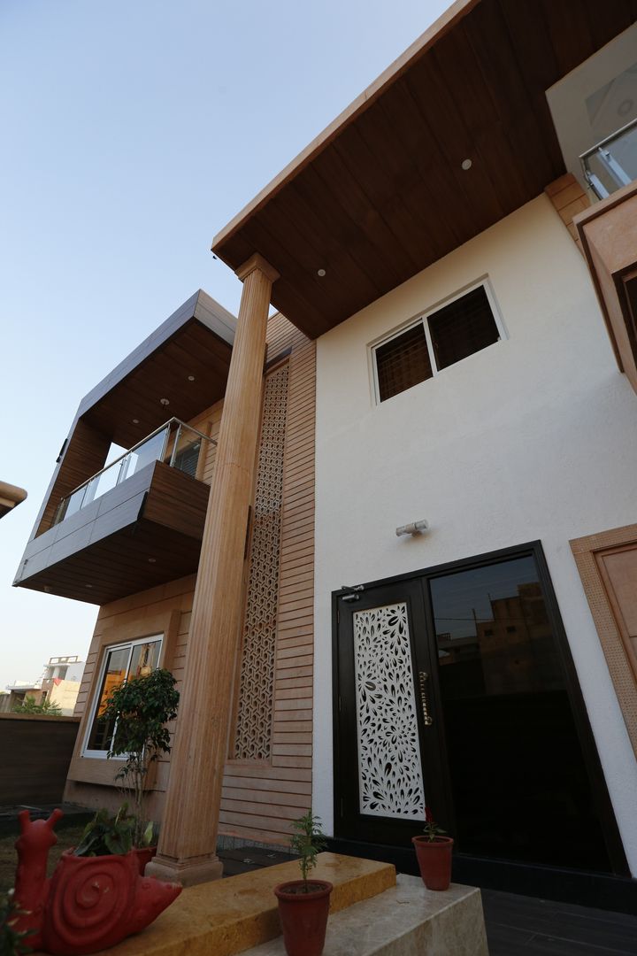 Exterior View of Modern Residence RAVI - NUPUR ARCHITECTS Modern houses Stone