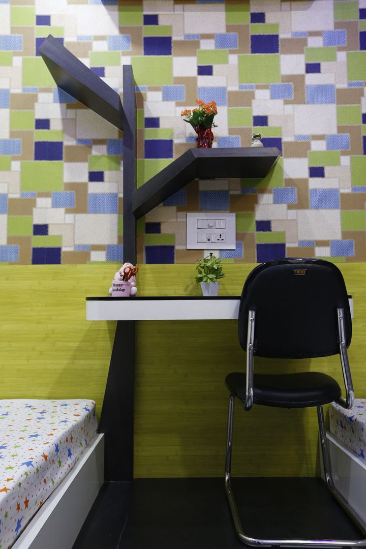 Kids Room Study & tree shaped bookshelf RAVI - NUPUR ARCHITECTS Bedroom