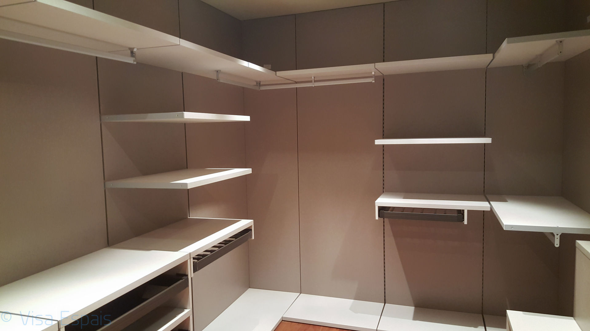 Vestidor Air, Visaespais, reformas y rehabilitaciones en Tarragona Visaespais, reformas y rehabilitaciones en Tarragona غرفة الملابس Wardrobes & drawers