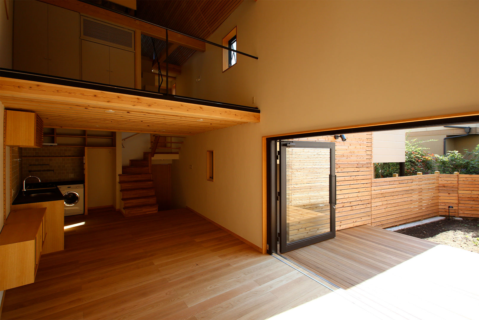 ステップフロアの住処, すわ製作所 すわ製作所 Eclectic style living room Wood Wood effect