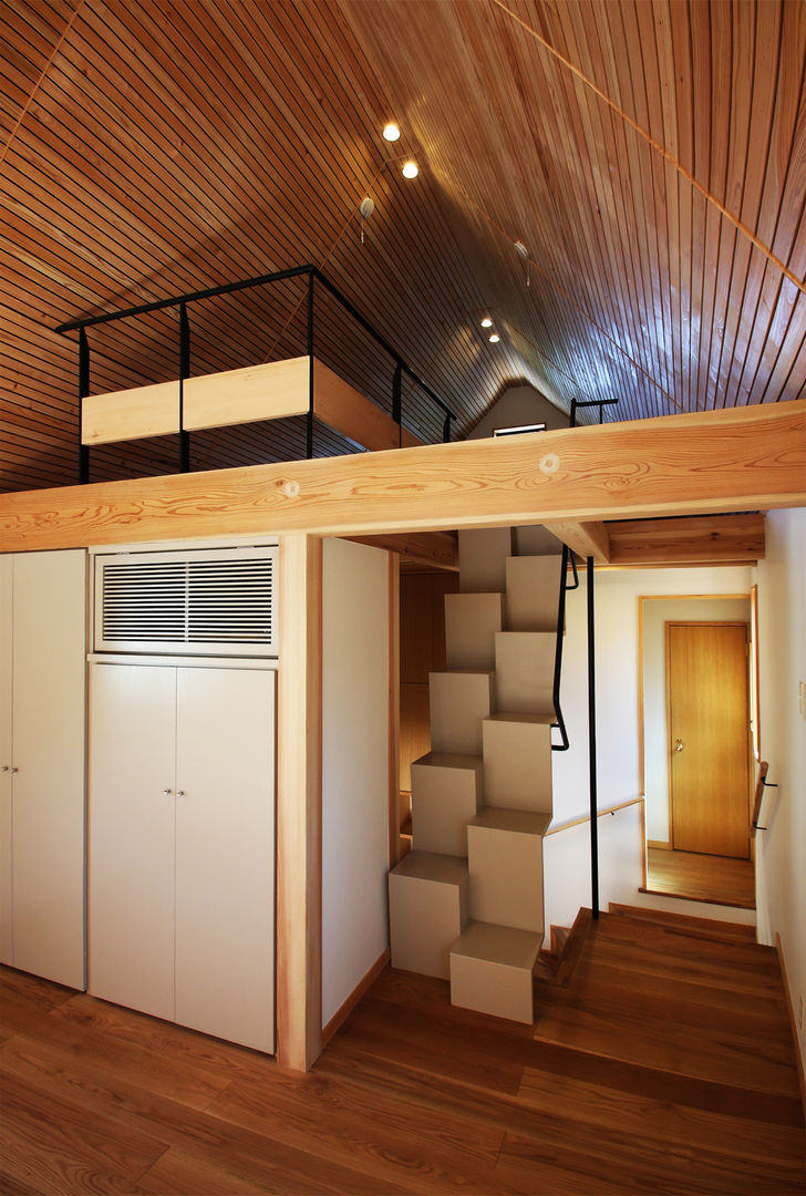 ステップフロアの住処, すわ製作所 すわ製作所 Eclectic style corridor, hallway & stairs Wood Wood effect