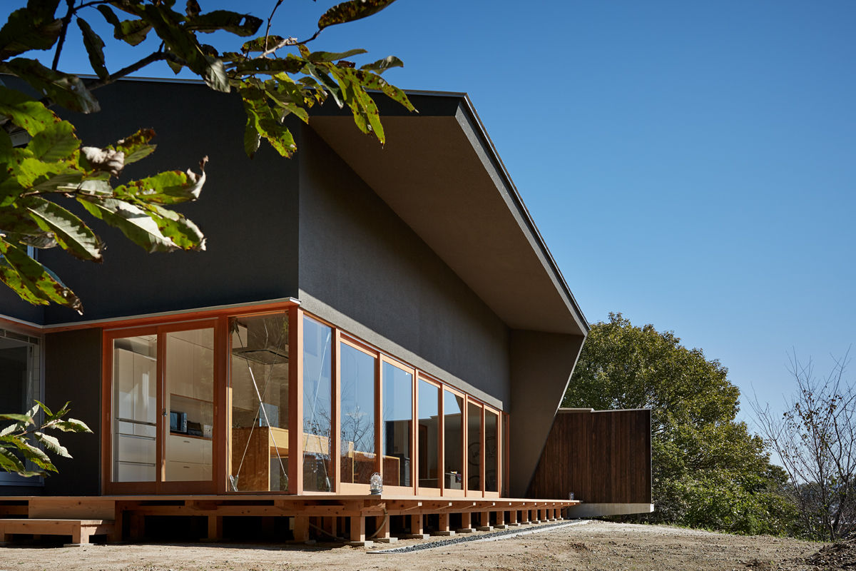 湖沼に建つ家, toki Architect design office toki Architect design office Balcones y terrazas modernos Madera Acabado en madera