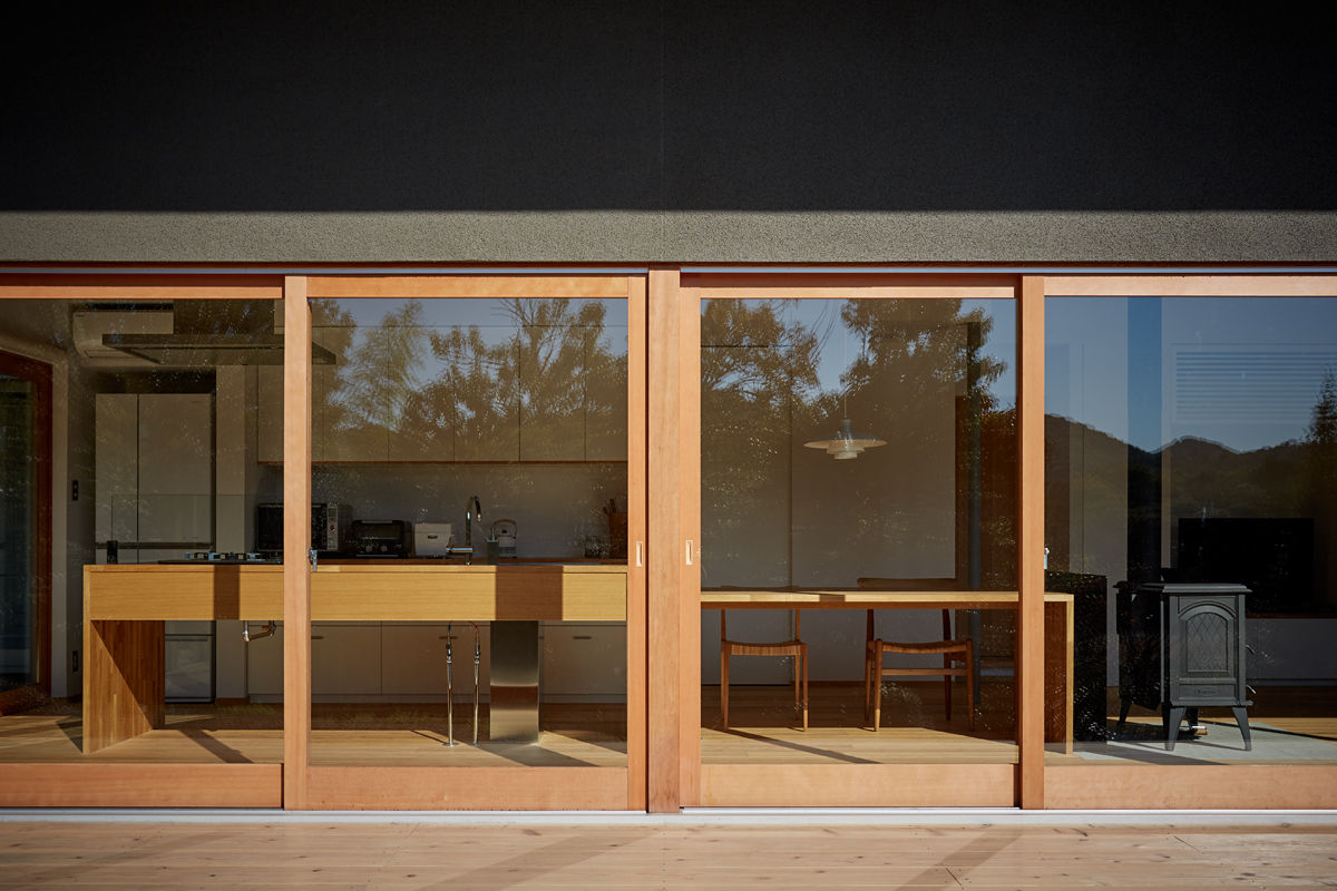 湖沼に建つ家, toki Architect design office toki Architect design office Janelas e portas modernas Madeira Acabamento em madeira