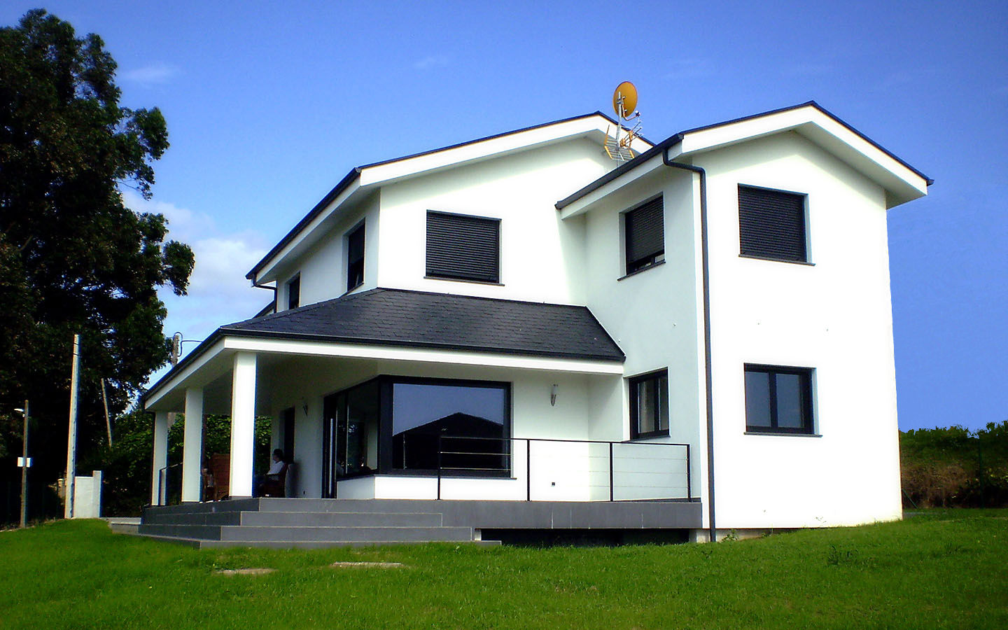 VIVIENDA UNIFAMILIAR EN FENE (Barallobre), Intra Arquitectos Intra Arquitectos Casas clásicas