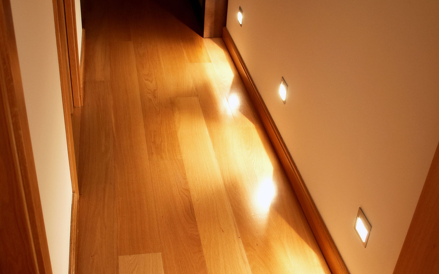 VIVIENDA UNIFAMILIAR EN FENE (Barallobre), Intra Arquitectos Intra Arquitectos Modern corridor, hallway & stairs Lighting