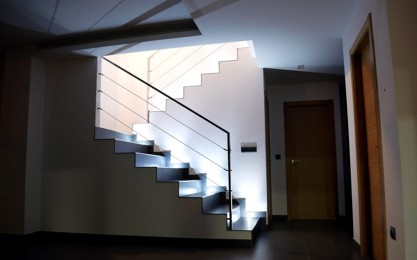 VIVIENDA UNIFAMILIAR EN FENE (Barallobre), Intra Arquitectos Intra Arquitectos Modern corridor, hallway & stairs