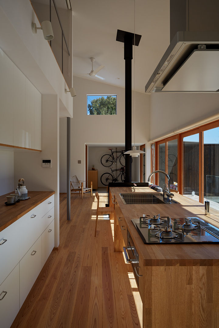 湖沼に建つ家, toki Architect design office toki Architect design office Cocinas de estilo moderno Madera Acabado en madera